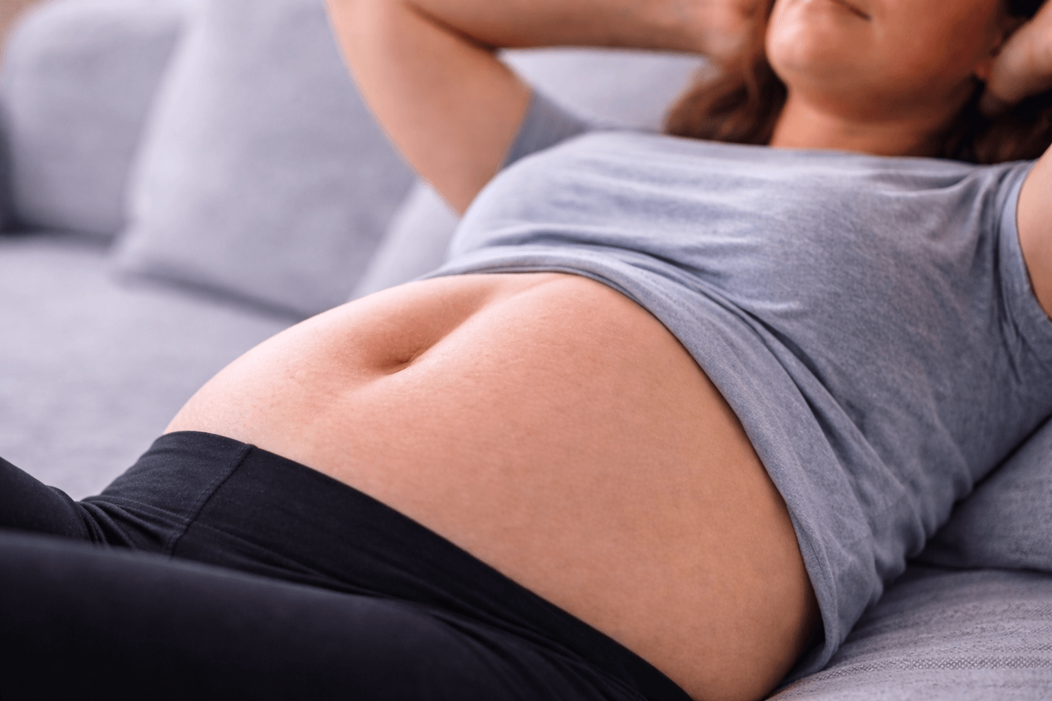 stożek na brzuchu w ciąży podczas napinania mięśni brzucha - objaw rozejścia mięśni prostych brzucha